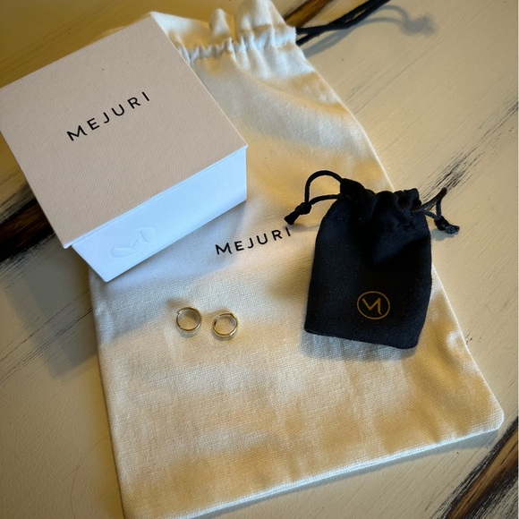 Mejuri 14k Gold Bold Huggie Hoops - Picture 2 of 7